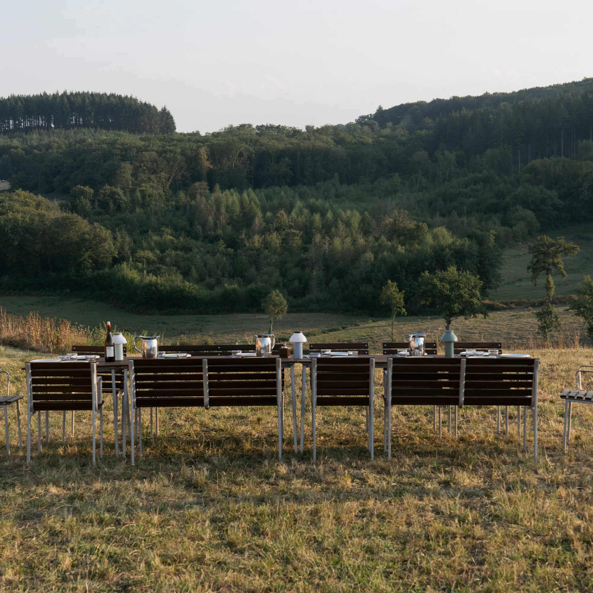 Traverse utegrupp matbord 140 cm, 2 utomhusstolar & trädgårdsbänk - 11