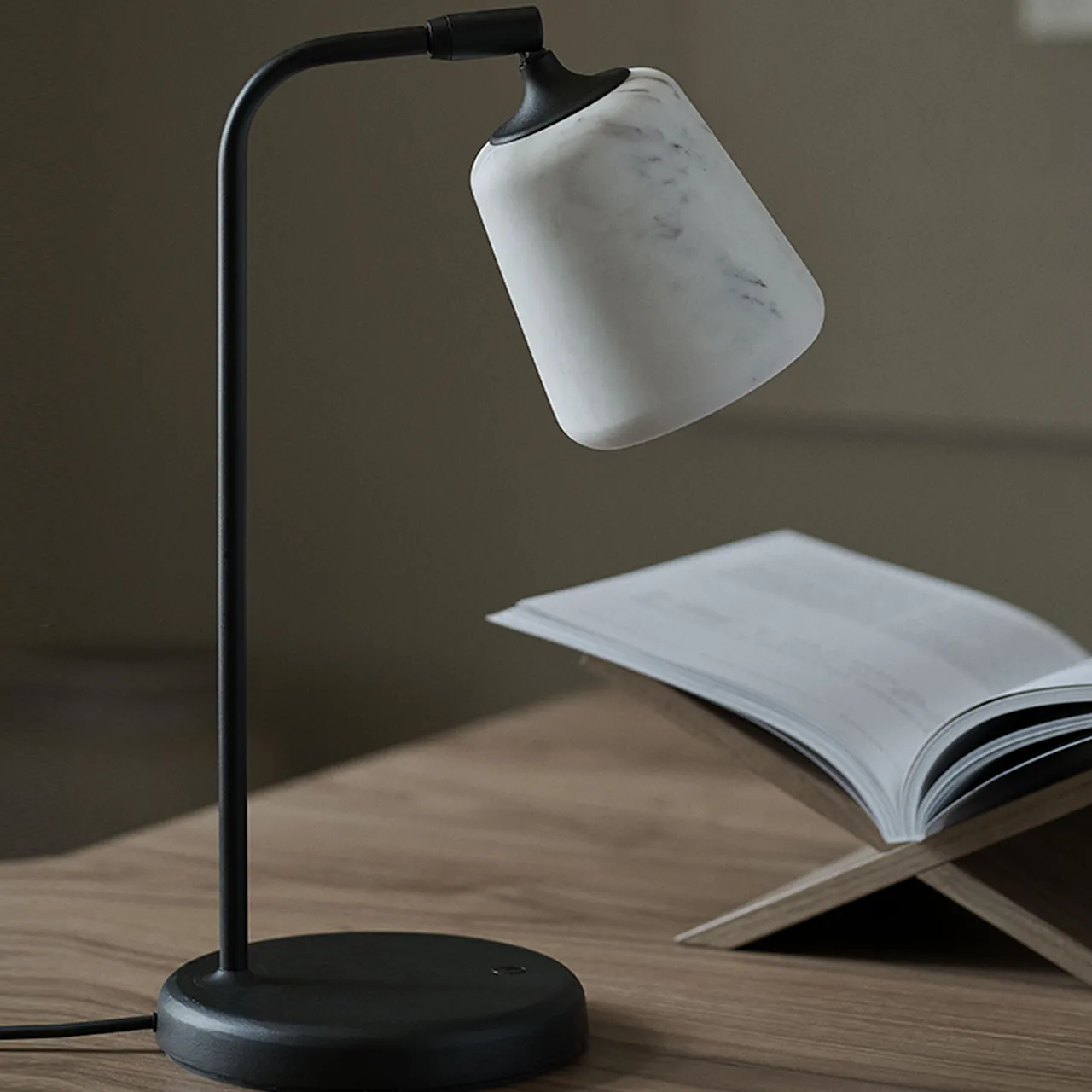 Material Bordslampa Black Sheep Edition