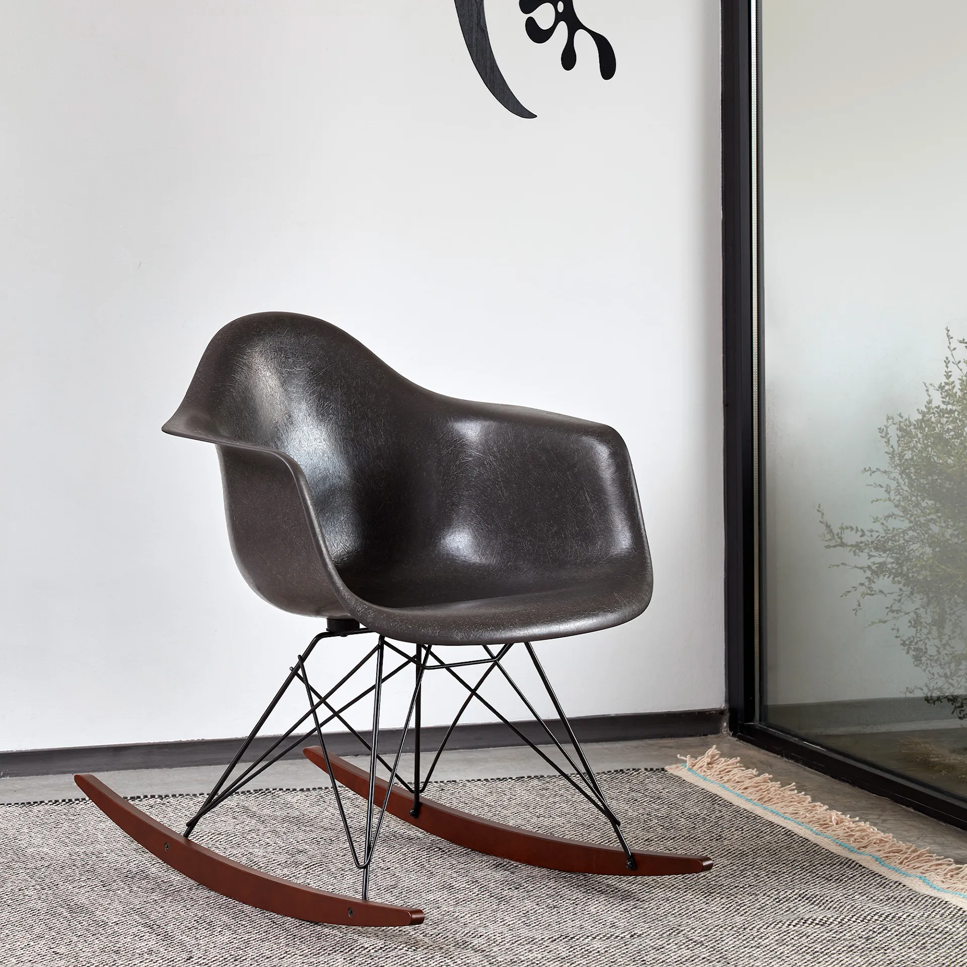 Eames Fiberglass Armchair RAR gungstol Basic Dark/Dark Maple - Vitra - Charles & Ray Eames - NO GA