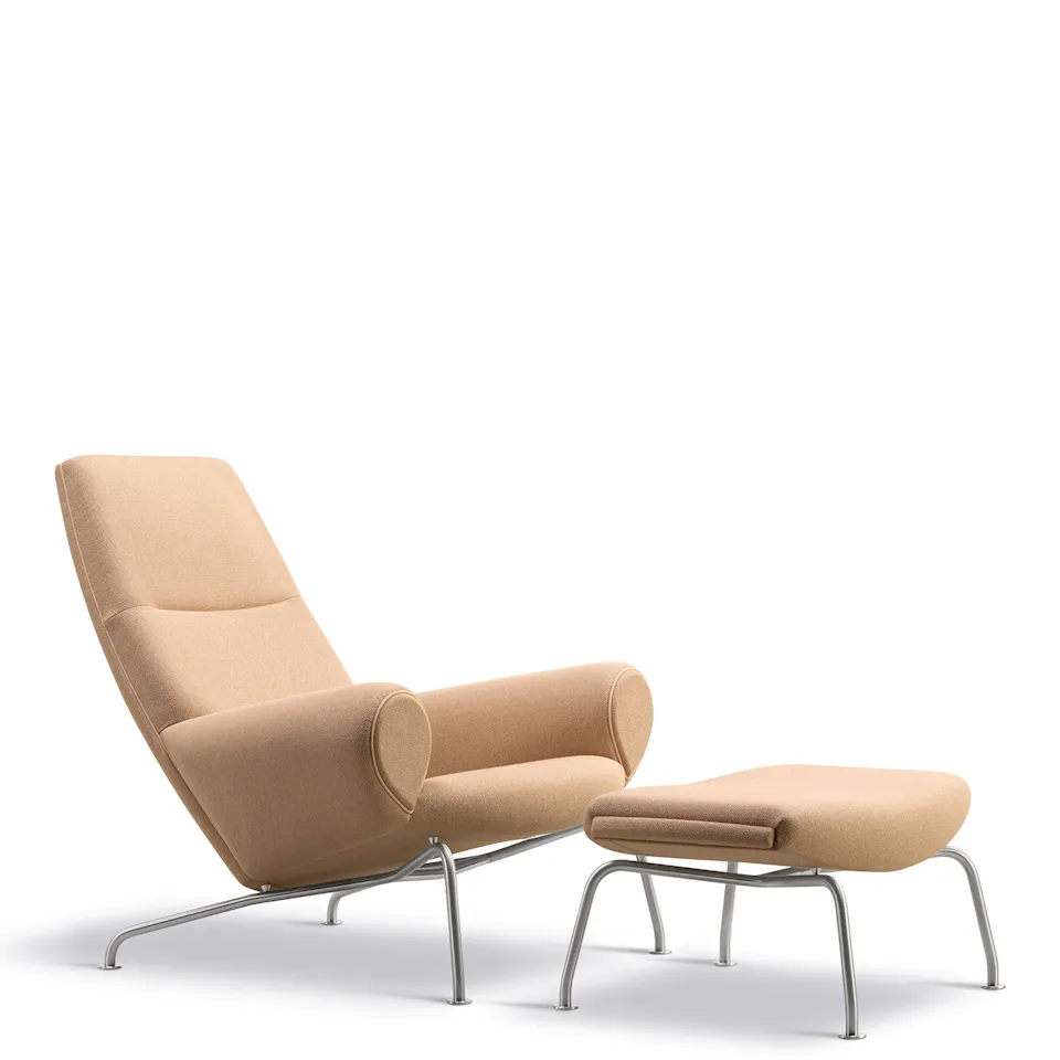 Wegner Queen fåtölj med fotpall