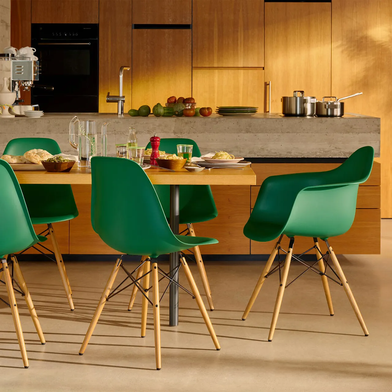 Eames RE Plastic Armchair DAW matstol Golden Maple