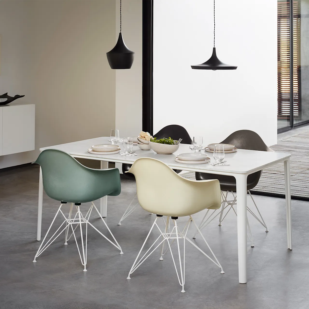 Eames Fiberglass Armchair DAR karmstol White