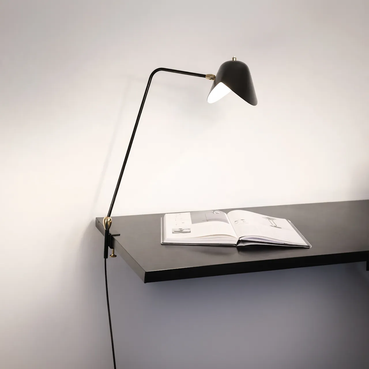 Agrafée skrivbordslampa
