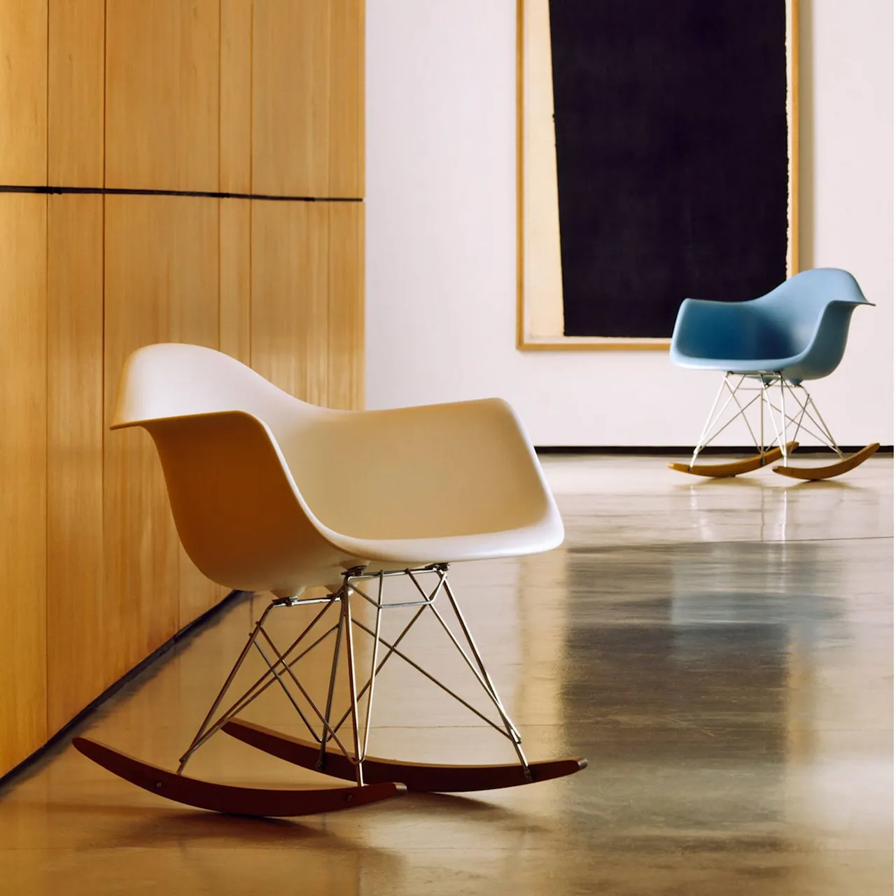 Eames Plastic Armchair RAR - 83 Sea Blue - White Base - Dark Maple