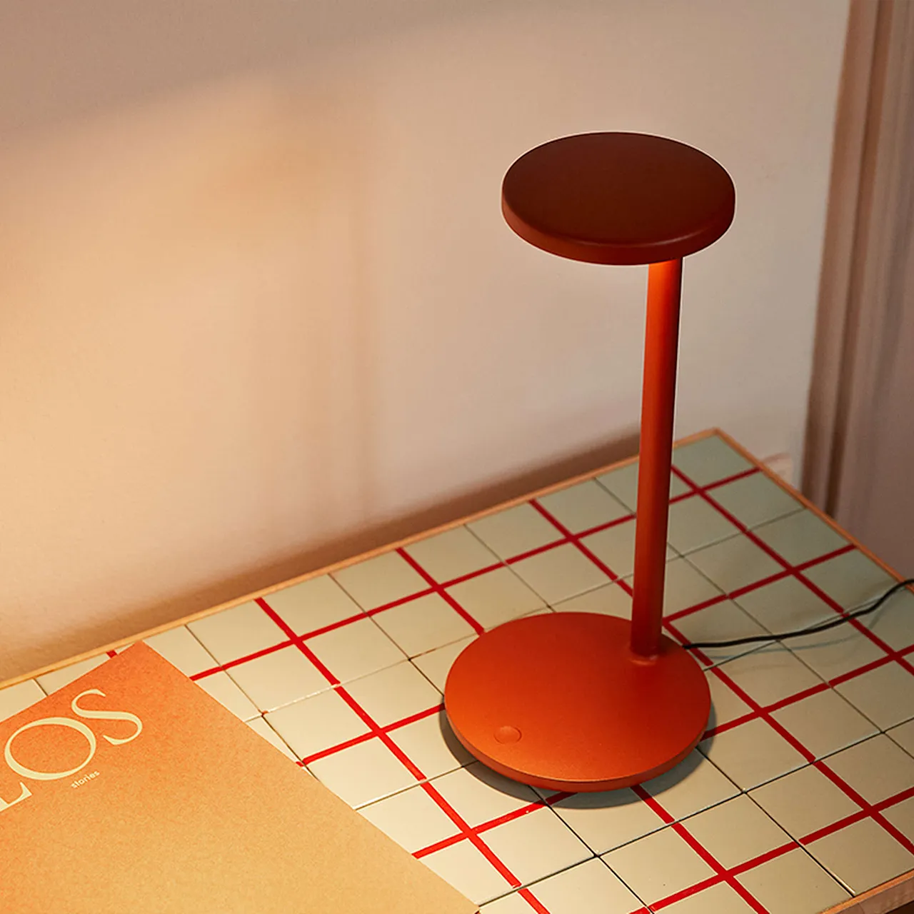 Oblique Qi Charging Table