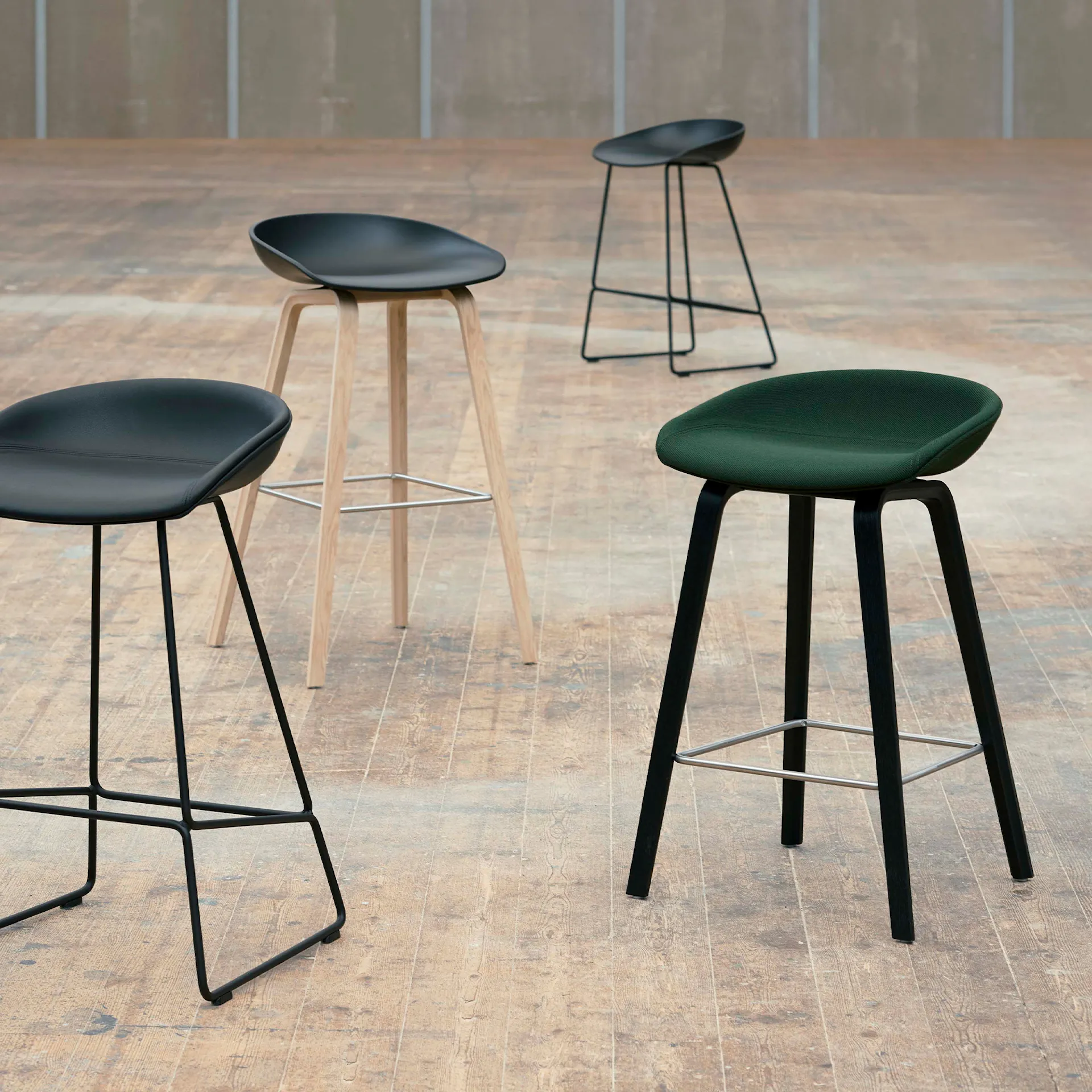 About a Stool AAS33 barpall High Black Oak - HAY - NO GA