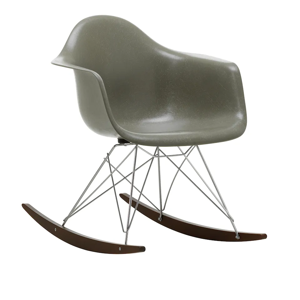 Eames Fiberglass Armchair RAR gungstol Chrome/Dark Maple