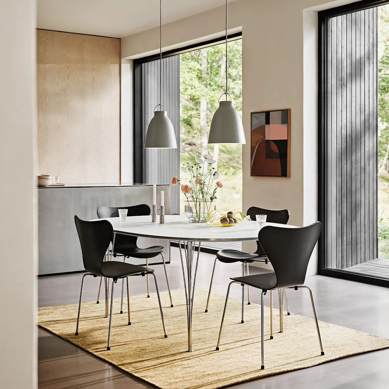 B620 Superellips matbord & Sjuan 3107 matstolar i svart ask 4 st
