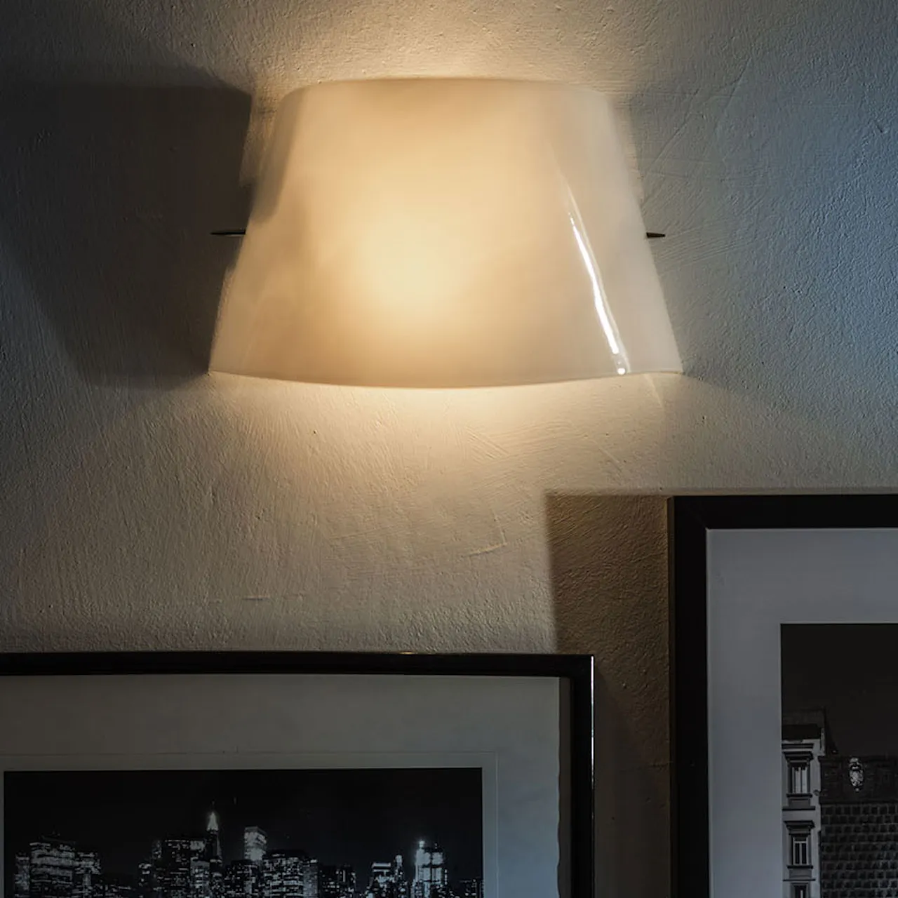 Tutu vägglampa