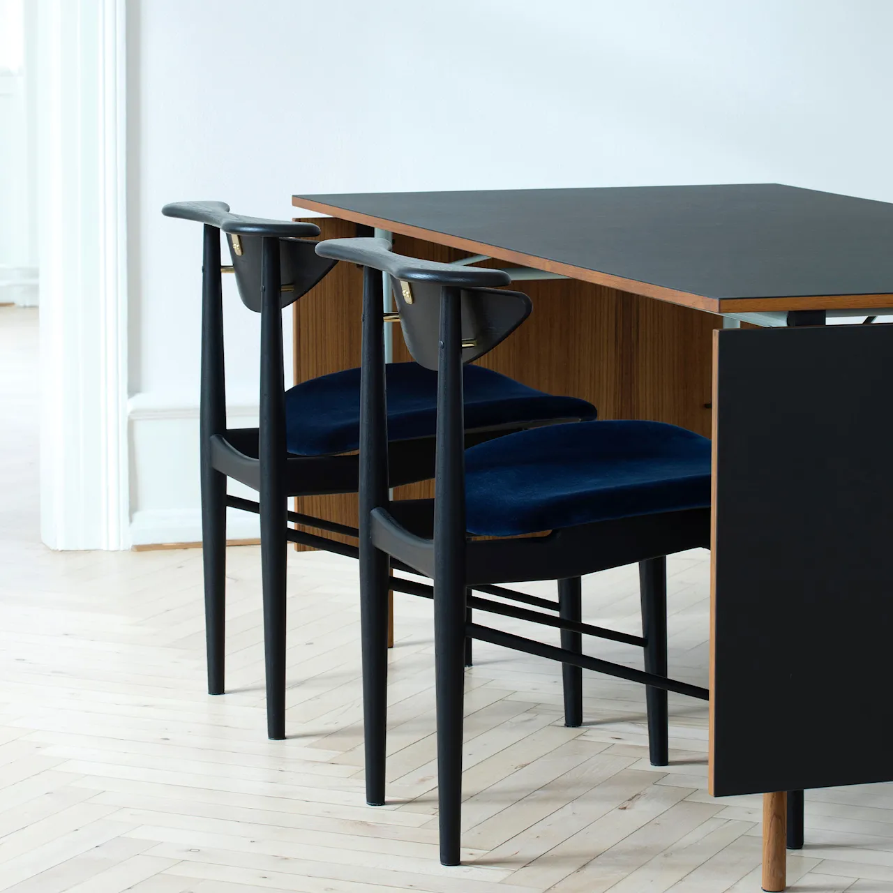 Nyhavn matbord med klaffar Black linoleum/dark oiled oak