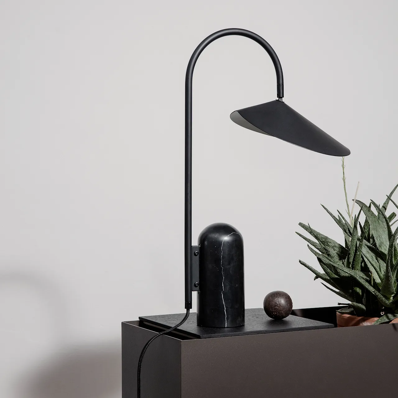 Arum bordslampa
