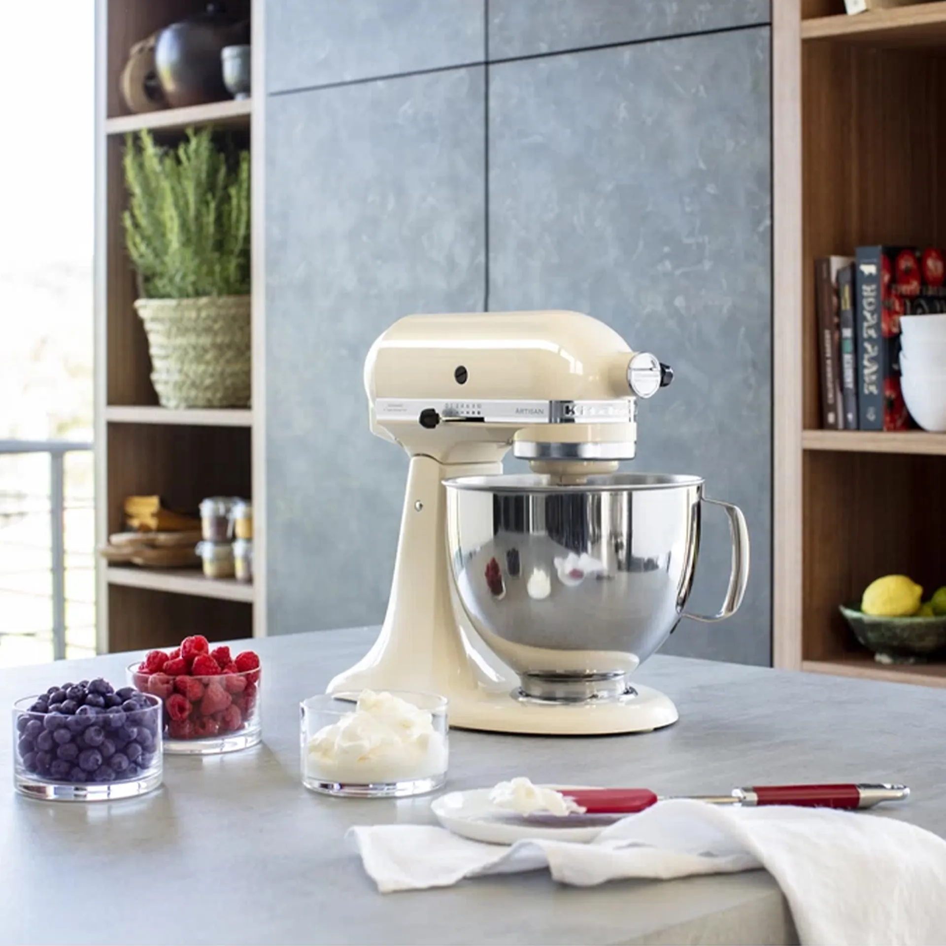 Artisan 5KSM125EAC Stand Mixer Almond Cream - KitchenAid - NO GA