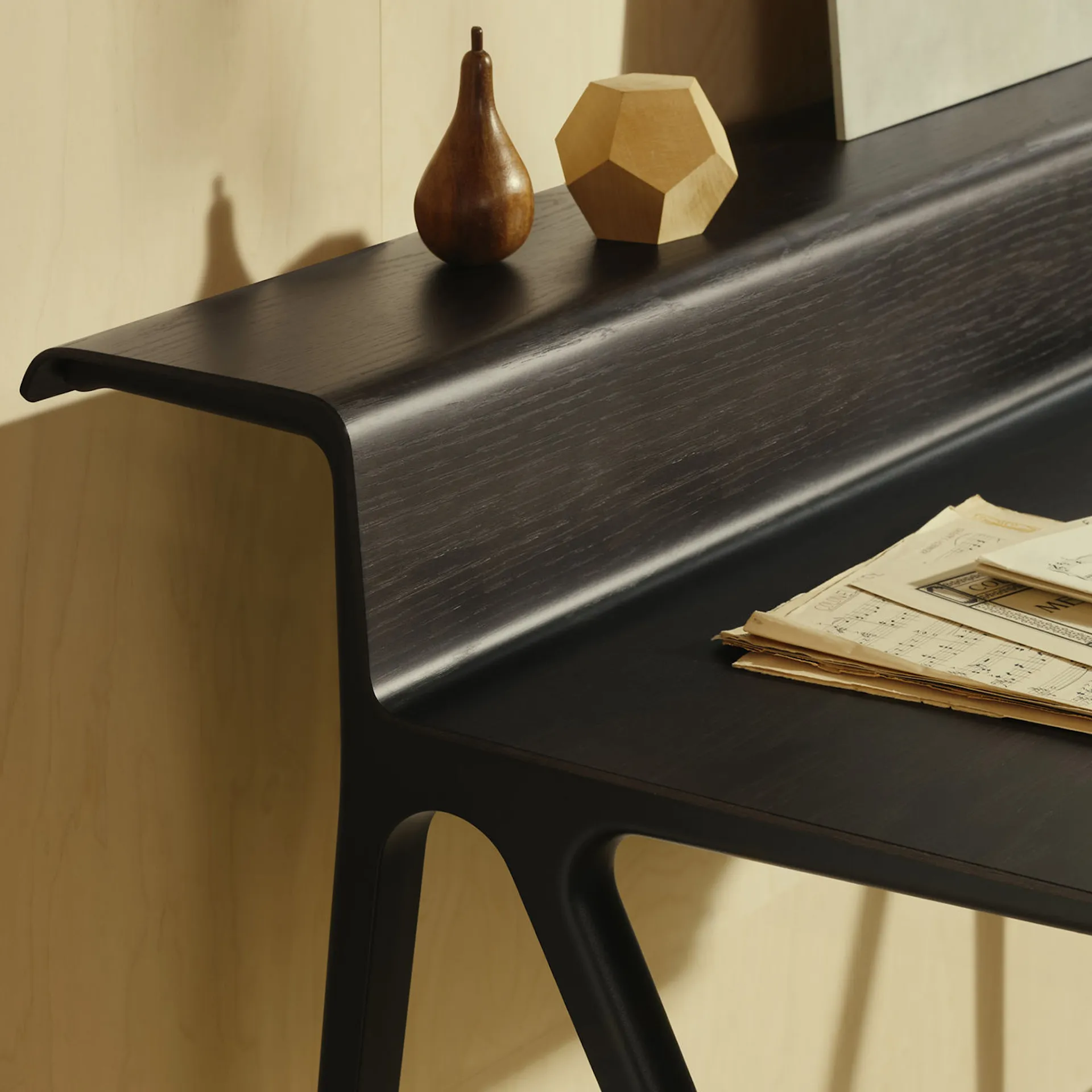 Courier skrivbord dark oak - Vitra - NO GA