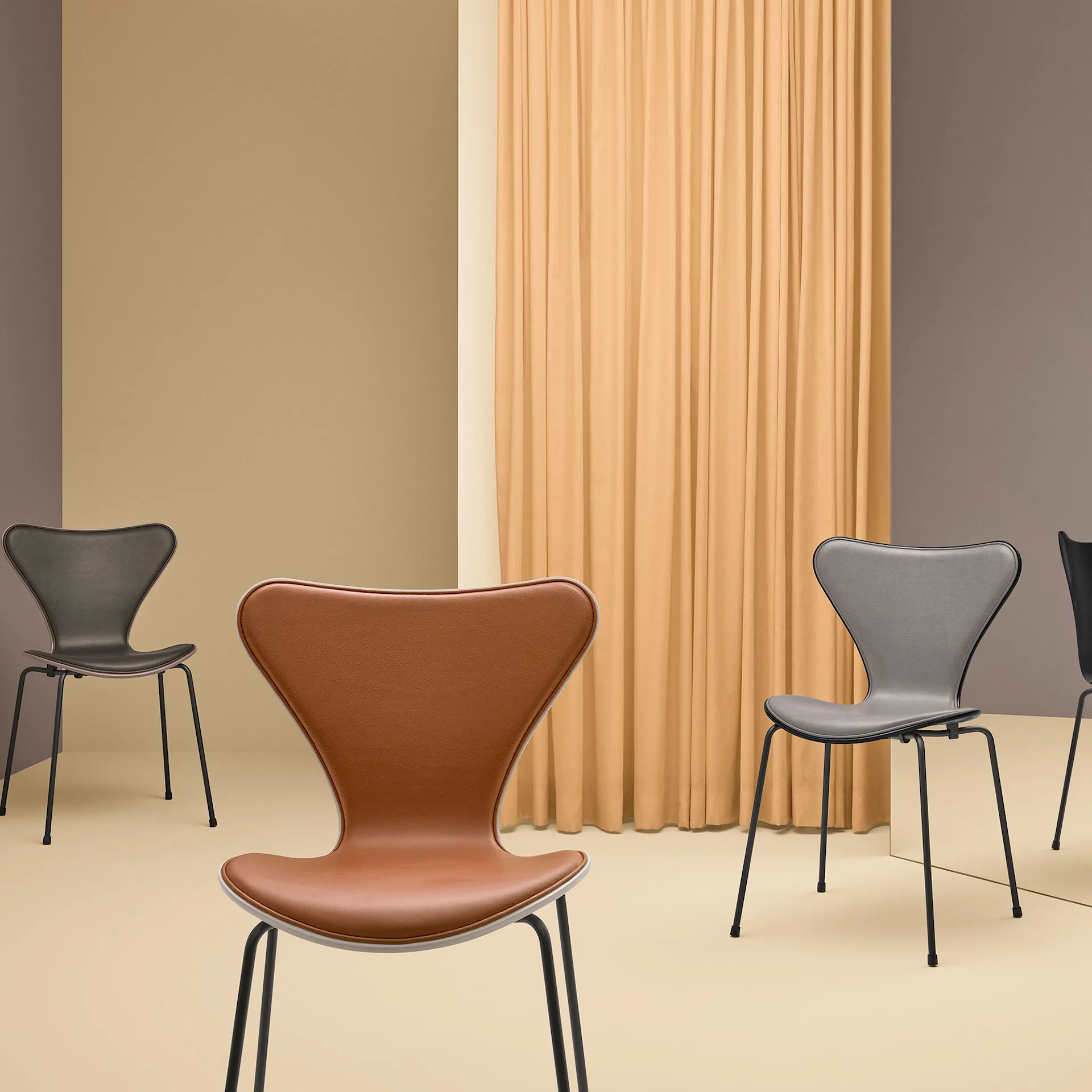 3107 Sjuan - Framsidesklädd - Fritz Hansen - Arne Jacobsen - NO GA