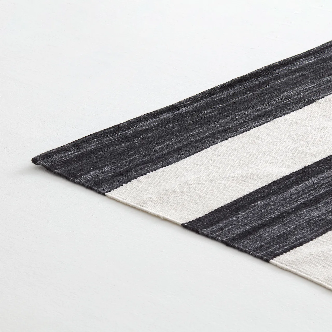 Outdoor Stripe Rug Black/White