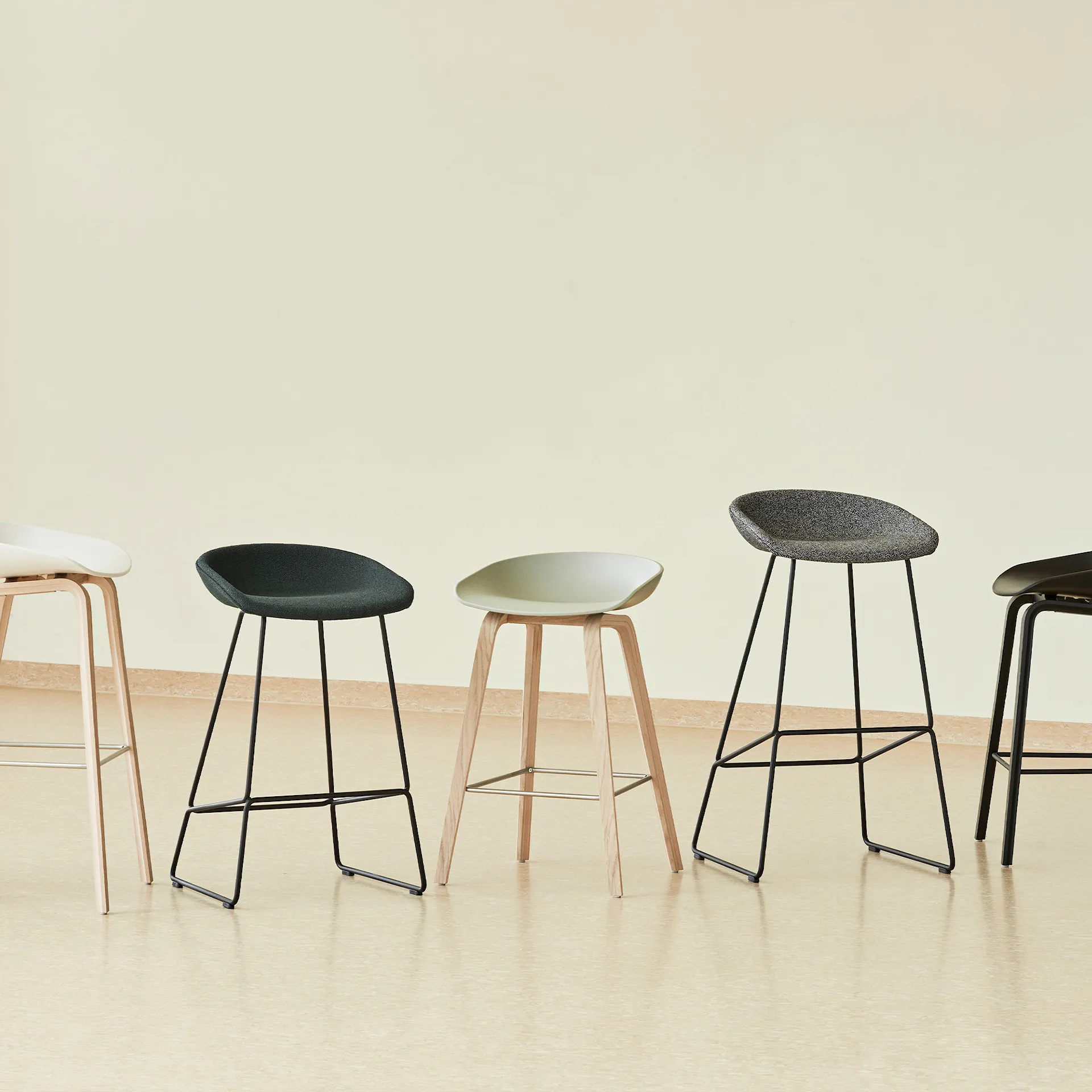 About a Stool AAS33 barpall High Black Oak - HAY - NO GA