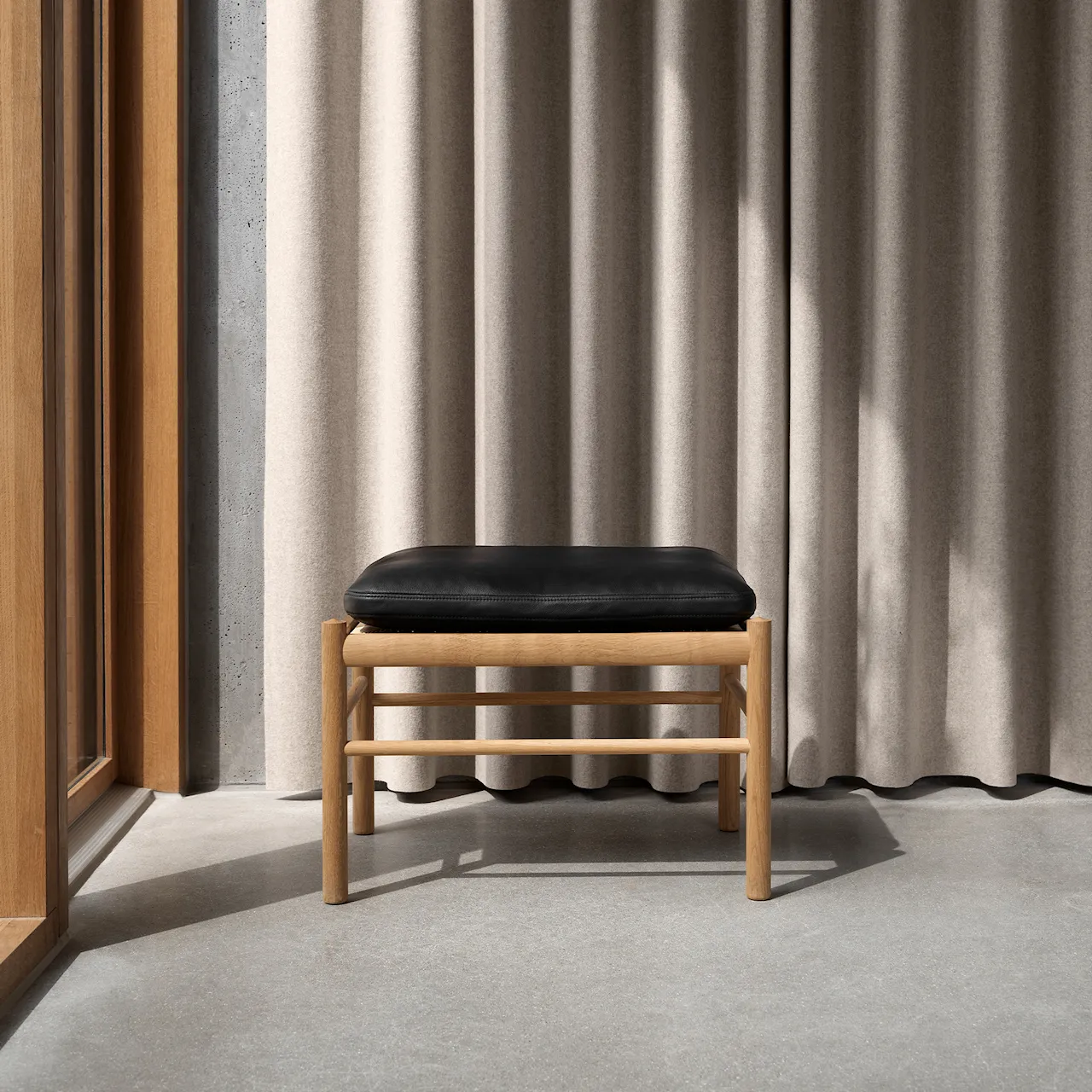 OW149F - Colonial Footstool, Tvålad Ek, Lädergrupp B Thor - 306