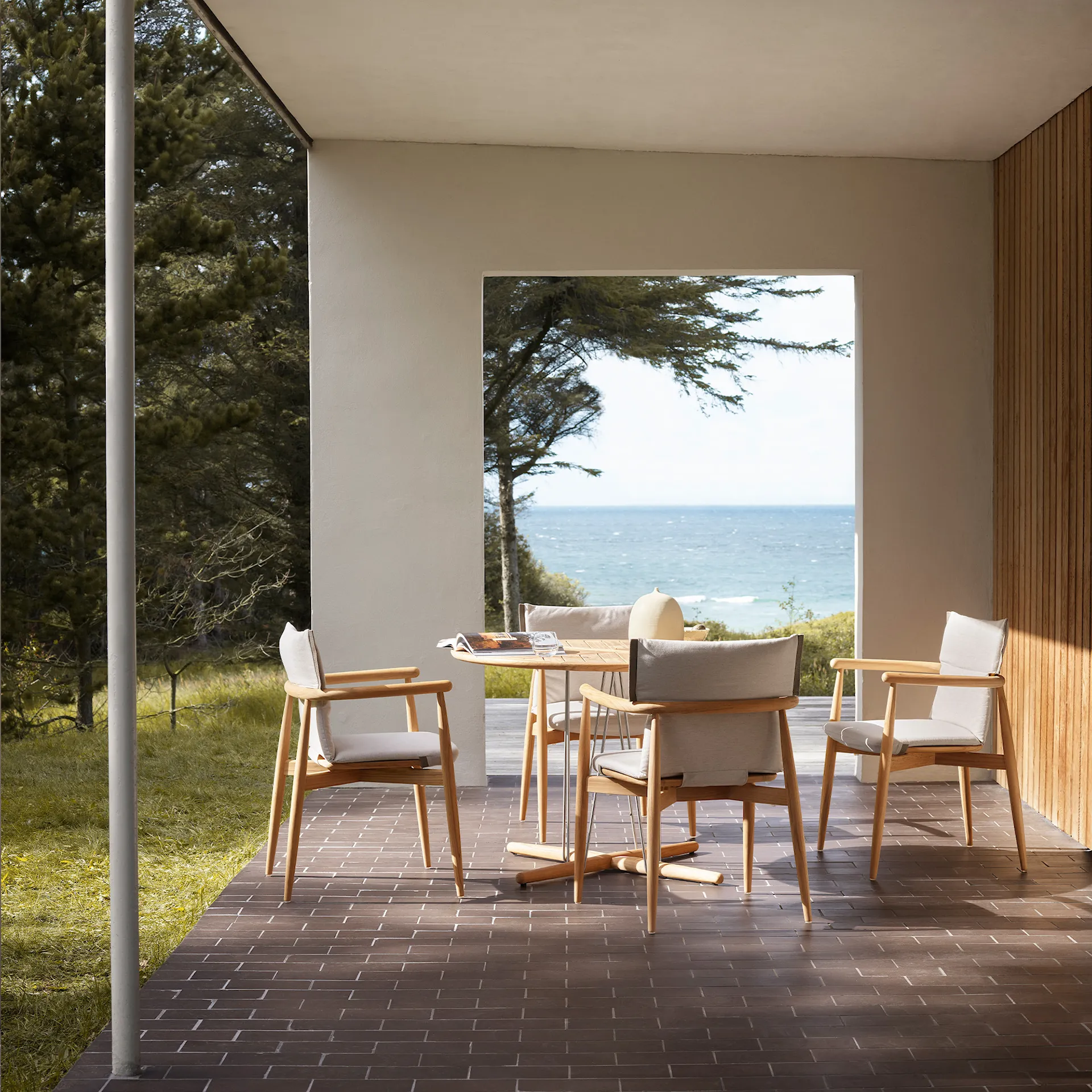 E022 Embrace Outdoor Table - Carl Hansen - NO GA