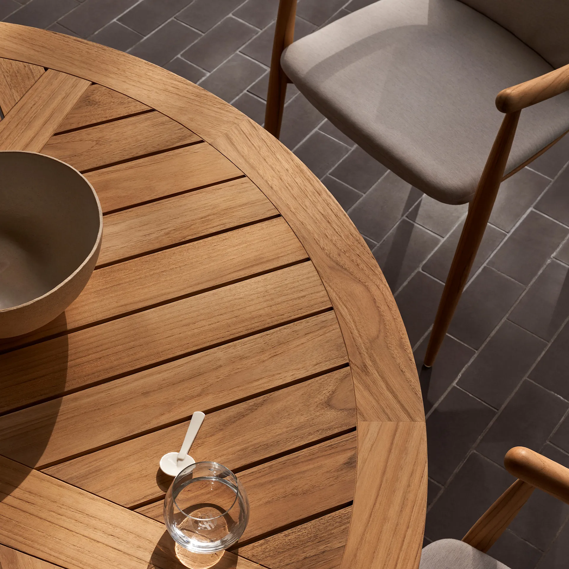 E022 Embrace Outdoor Table - Carl Hansen - NO GA