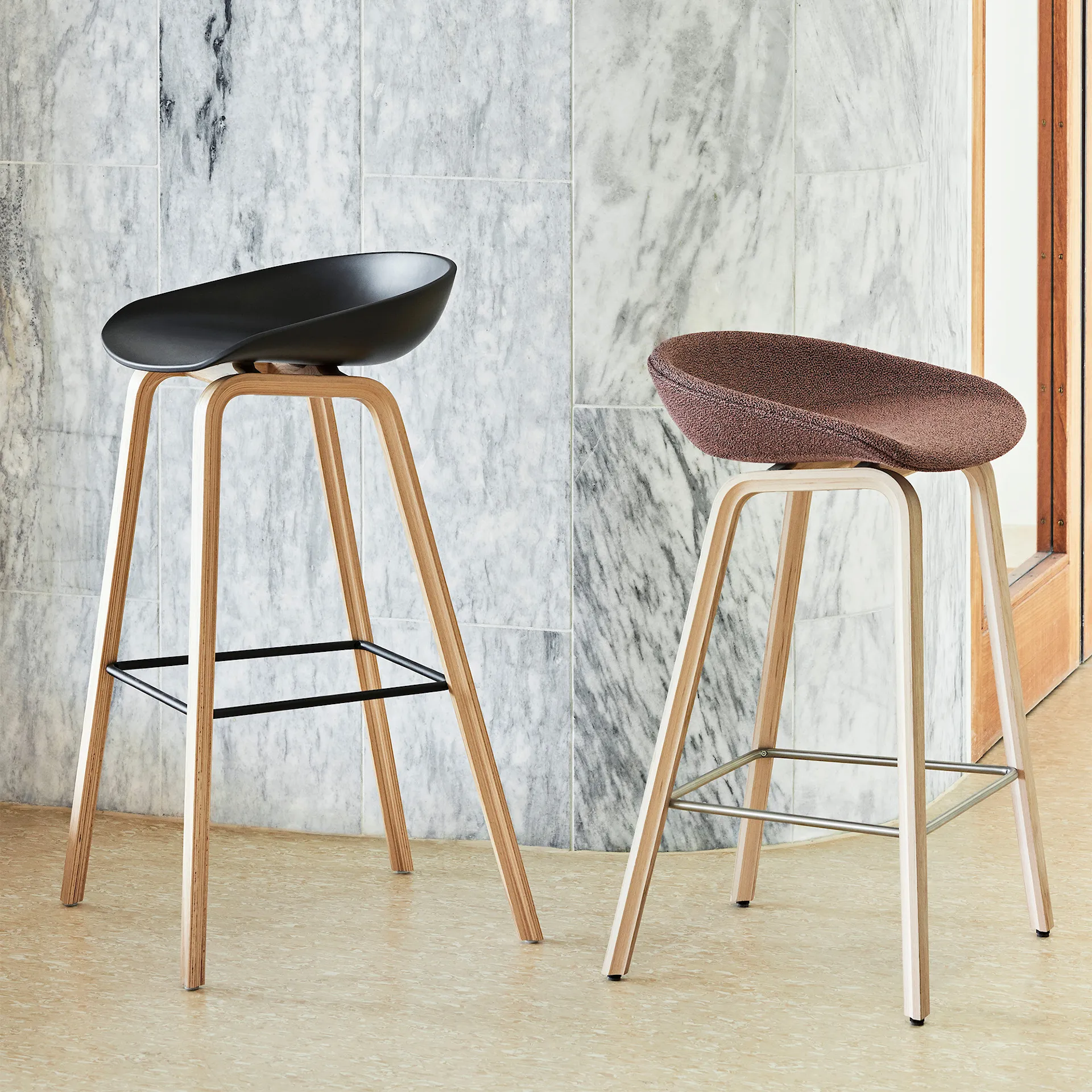 About a Stool AAS33 barpall High Black Oak - HAY - NO GA