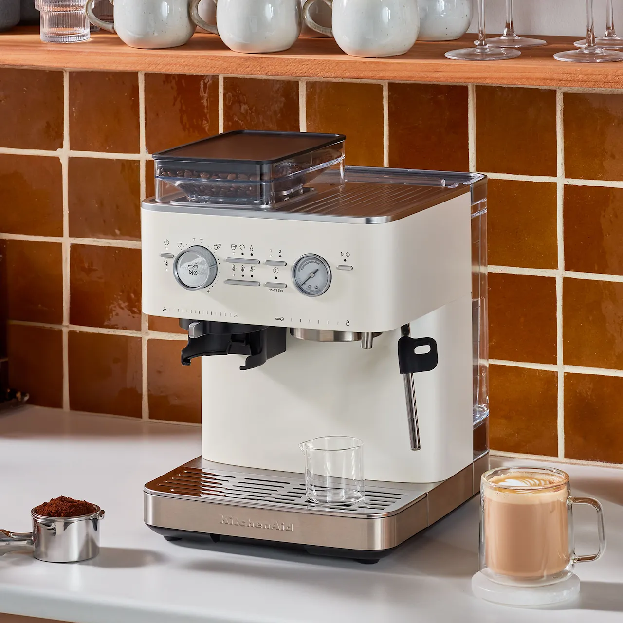 Halvautomatisk espressomaskin med kvarn porcelain white 5KES6551EPL