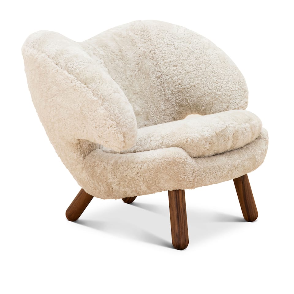 Pelican Chair, Walnut, Leather Group 4, Sheepskin Moonlight