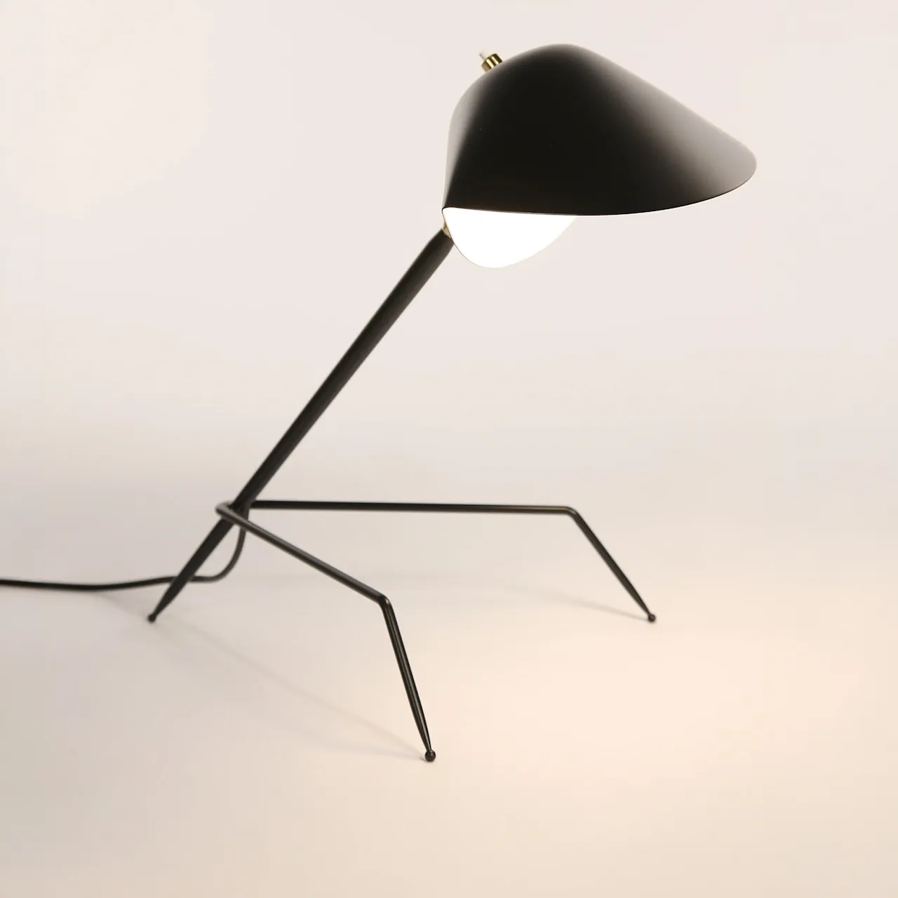 Tripod skrivbordslampa
