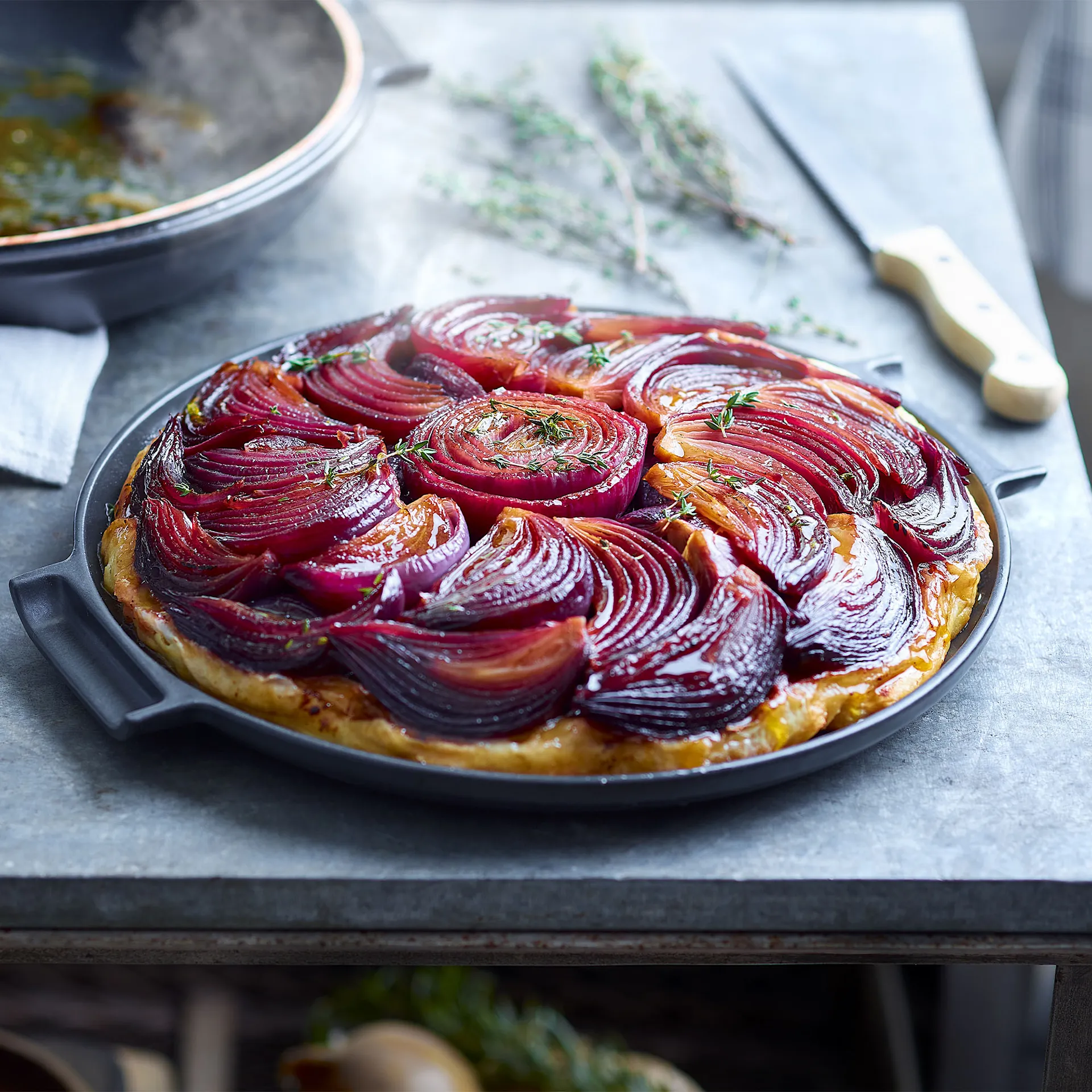 Tarte Tartin Ungsform 2,2 L Mörkgrå - Emile Henry - NO GA